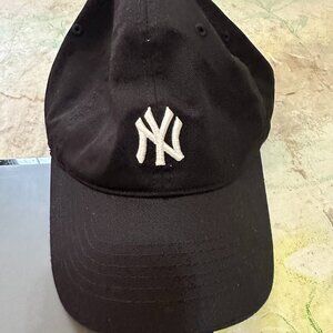 New York Yankees Kid's Black Adjustable Strap Hat 2022